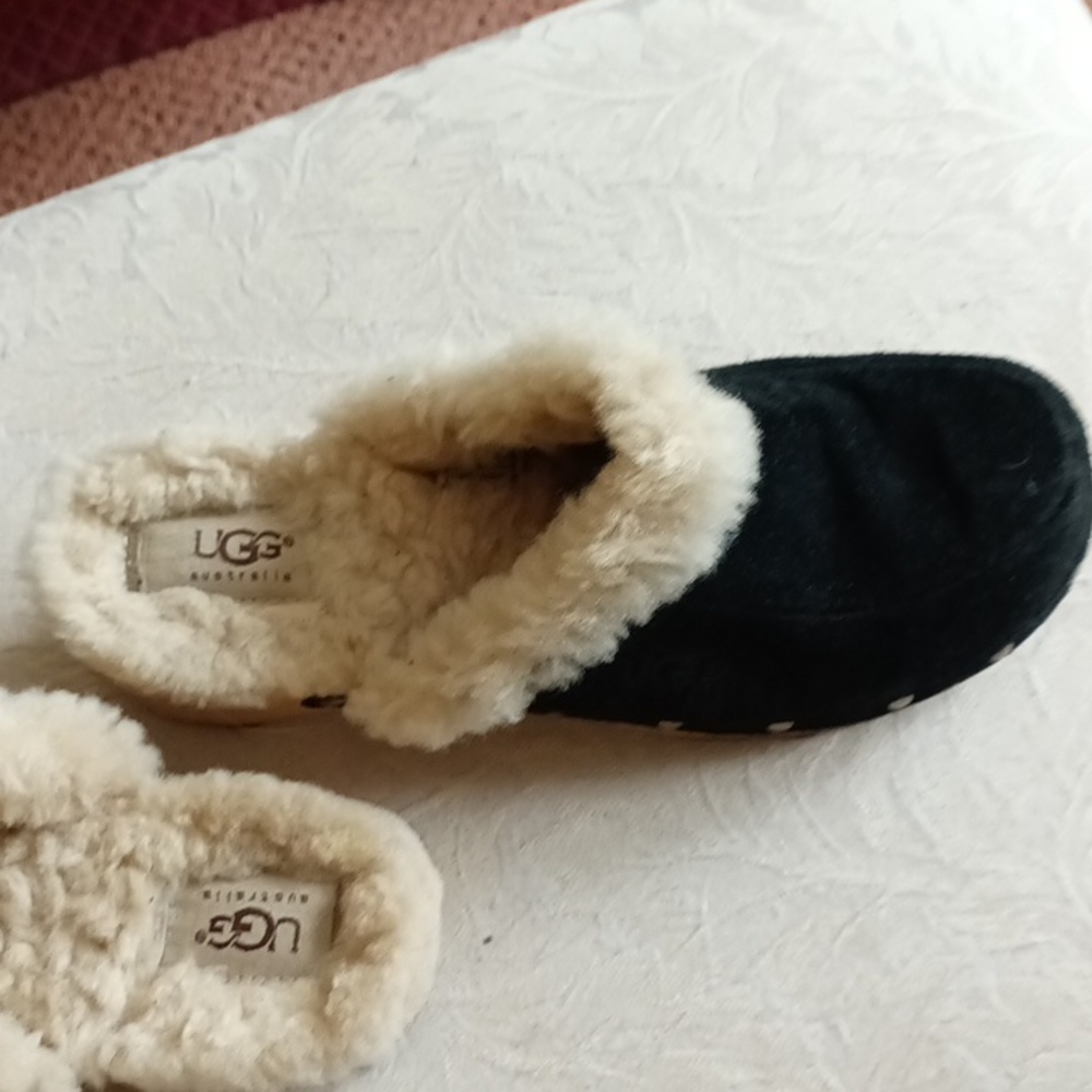 UGG CLOGS size 9, Black Suede